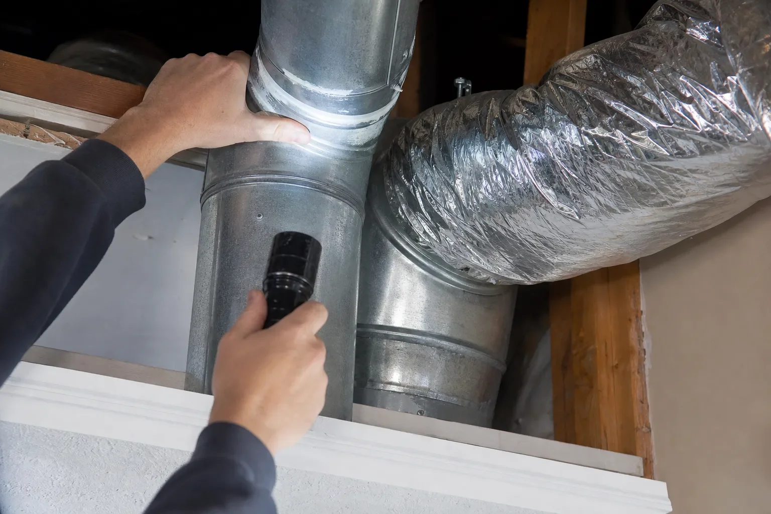 Professional inspection of residential air ducts in Navarre